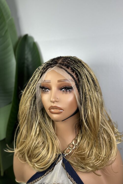 CAROLINE – PERRUQUE EN TRESSES MINI BOHO STYLE SPICY BLONDE & BOHÈME CHIC