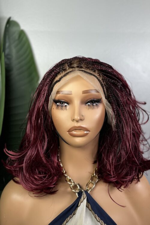 CIARA – PERRUQUE TRESSÉE MINI BOHO BORDEAUX